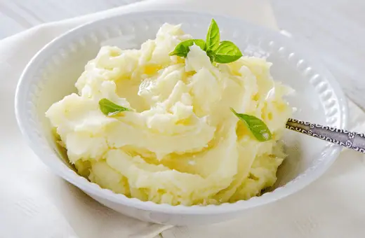 Mashed potatoes are always a hit; they go especially well with chicken fricassee. The creamy texture pairs perfectly with the rich sauce. You can make them mashed or roasted, whichever you prefer.