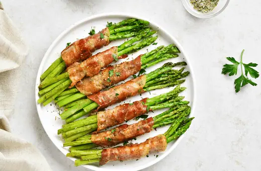 bacon wrapped asparagus is one of the best food to serve with the crack chicken keto diet.