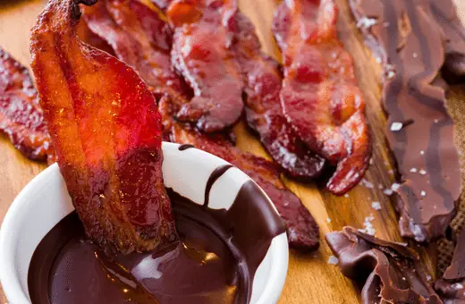Chocolate-covered bacon and Steak - this unique duo is awesome to end your dinner! 